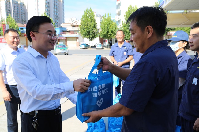 安全為本  情系職工——高溫季，安慶港華為職工撐起“遮陽傘”